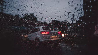 下大雨做什么赚钱最快，发掘雨天经济潜藏的机遇