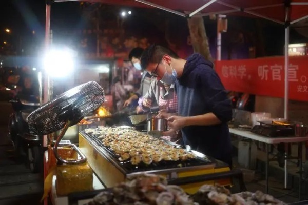 在酉阳，夜宵市场的繁荣与特色经营策略