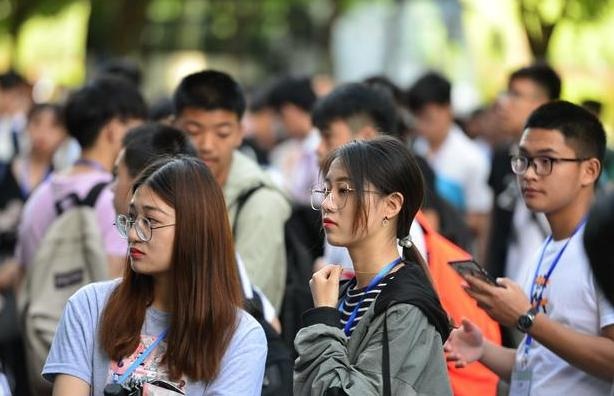 新生大学篇章，探究开学季下的兼职机会，学钱同创收实春华梦始绽放